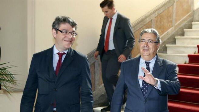 Los ministros Álvaro Nadal y Juan Ignacio Zoido, este lunes en Las Palmas de Gran Canaria.