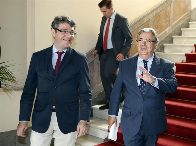 Los ministros Álvaro Nadal y Juan Ignacio Zoido, este lunes en Las Palmas de Gran Canaria.