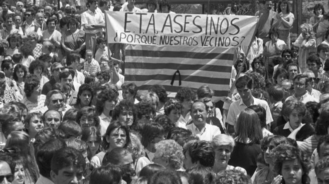 Protesta ciudadana contra el terrorismo etarra en las calles de Barcelona tras el atentado de Hipercor.