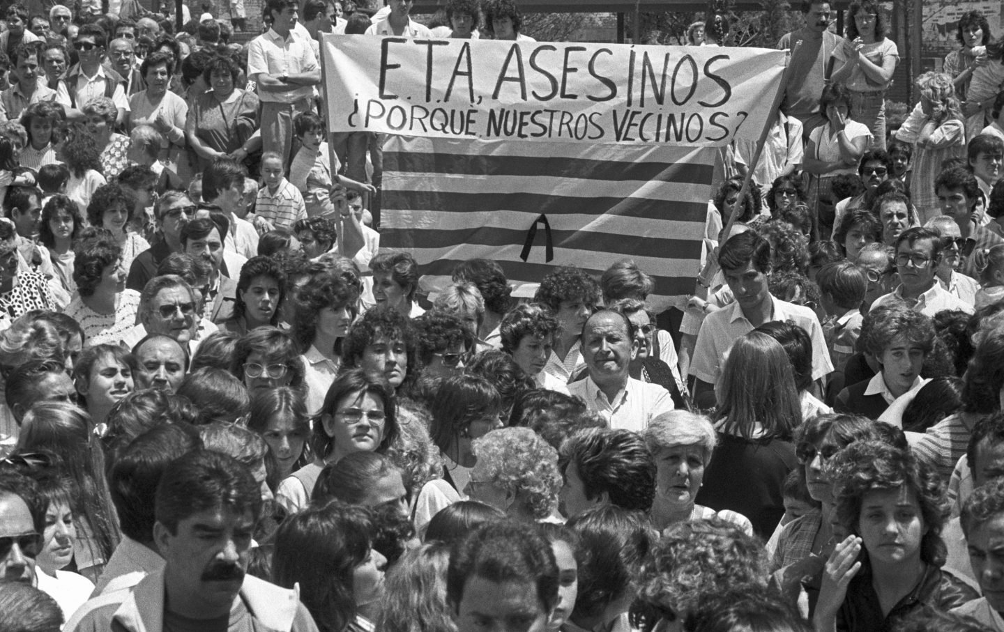 Protesta ciudadana contra el terrorismo etarra en las calles de Barcelona tras el atentado de Hipercor.