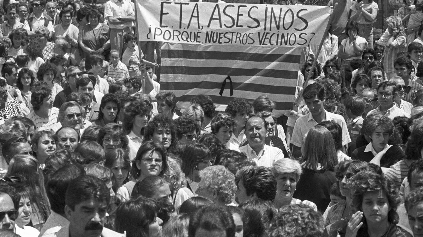 Manifestación tras el atentado etarra de Hipercor, que se cobró la vida de 21 personas.