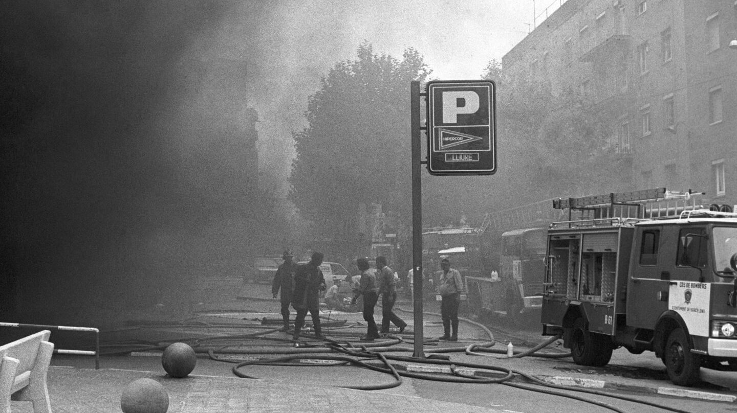 Los bomberos, trabajando en el aparcamiento de Hipercor tras hacer estallar ETA el coche-bomba el 19 de junio de 1987.