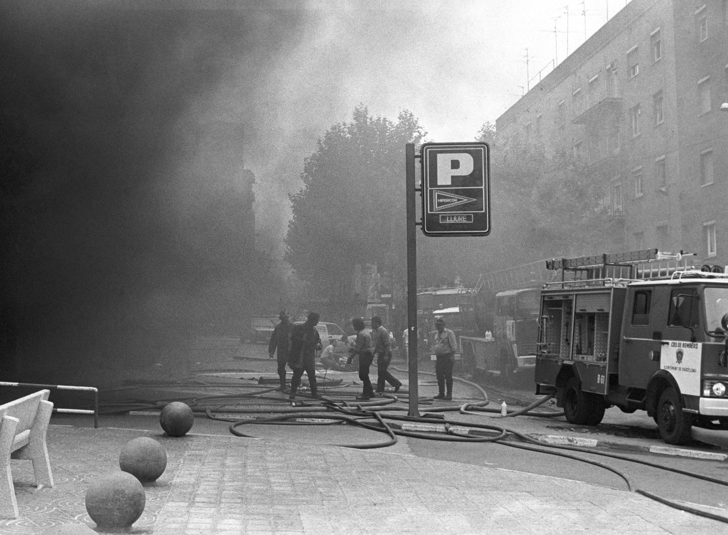 Los bomberos, trabajando en el aparcamiento de Hipercor tras hacer estallar ETA el coche-bomba el 19 de junio de 1987.