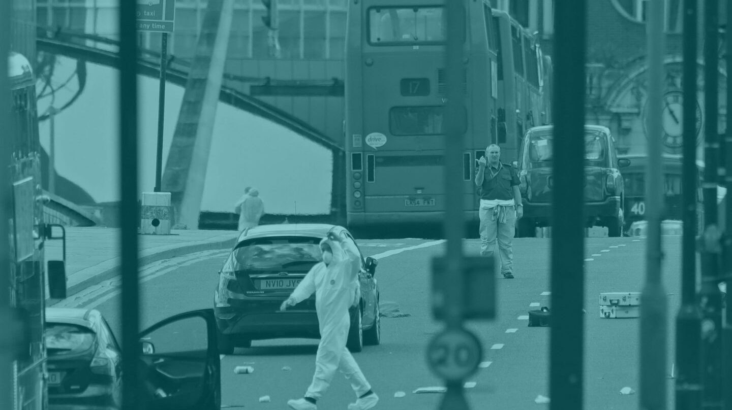 Los agentes investigan una de las zonas del ataque de Londres.