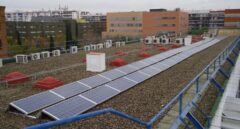 Placas fotovoltaicas en el tejado de un edificio.