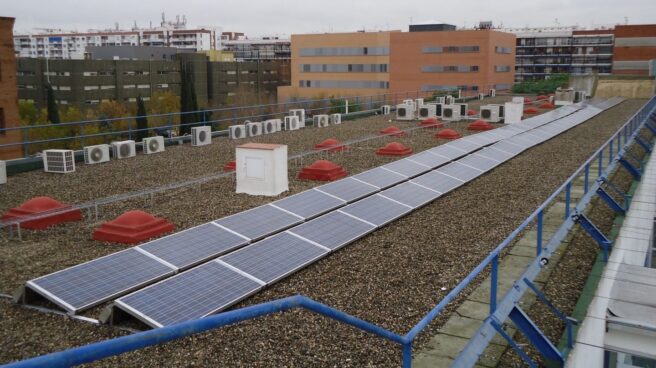 autoconsumo EP Placas fotovoltaicas en el tejado de un edificio.