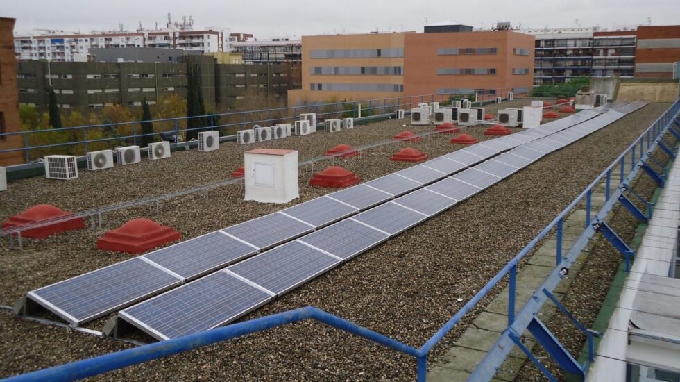 Placas fotovoltaicas en el tejado de un edificio.
