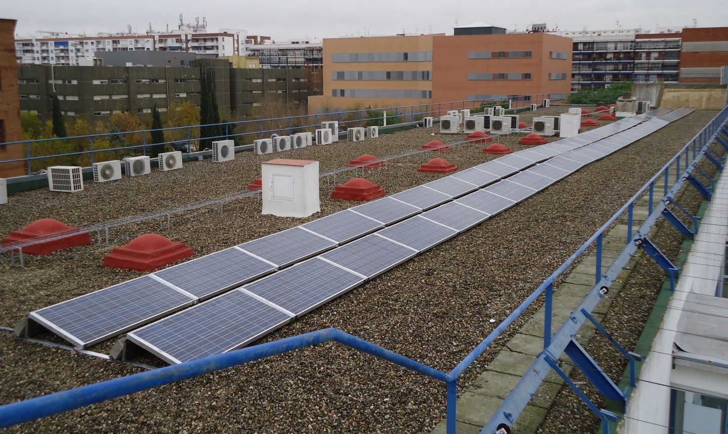 Placas fotovoltaicas en el tejado de un edificio.