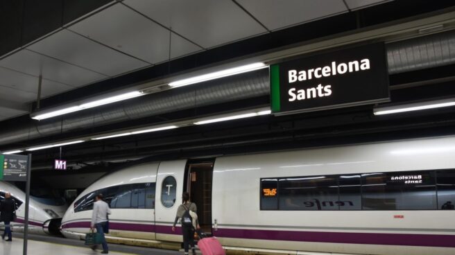Una mujer sube al AVE en la estación de Barcelona Sants. Una mujer sube al AVE en la estación de Barcelona Sants.