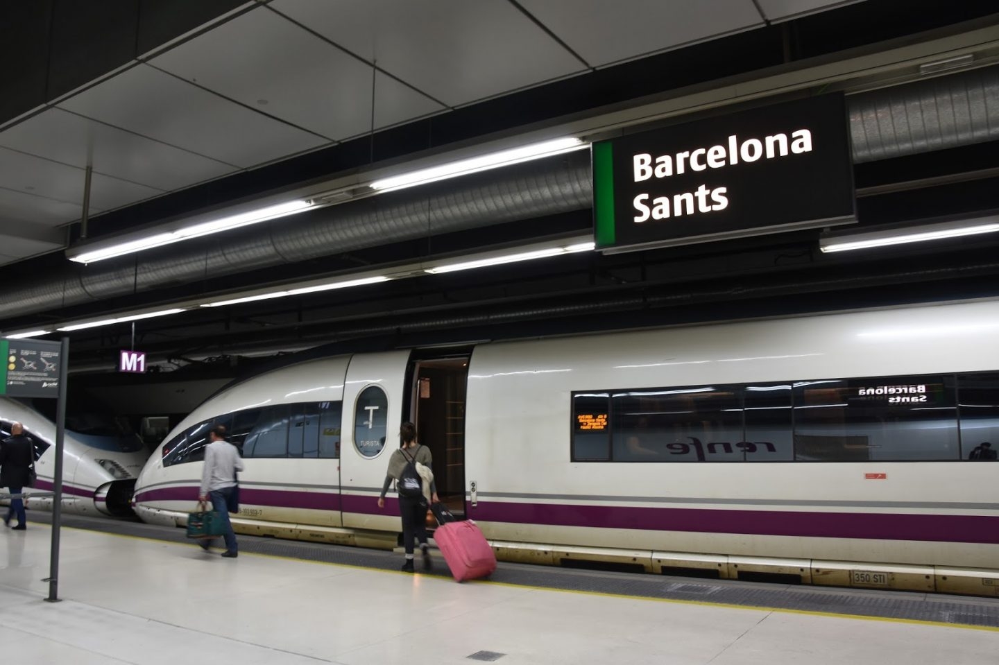 Una mujer sube al AVE en la estación de Barcelona Sants.