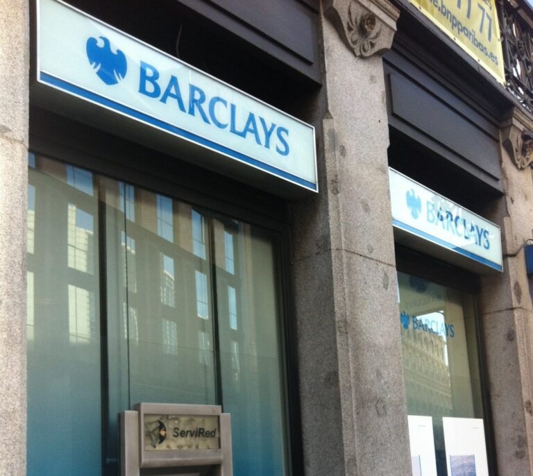 Acusan a Barclays de fraude por sus vínculos con Qatar durante la crisis