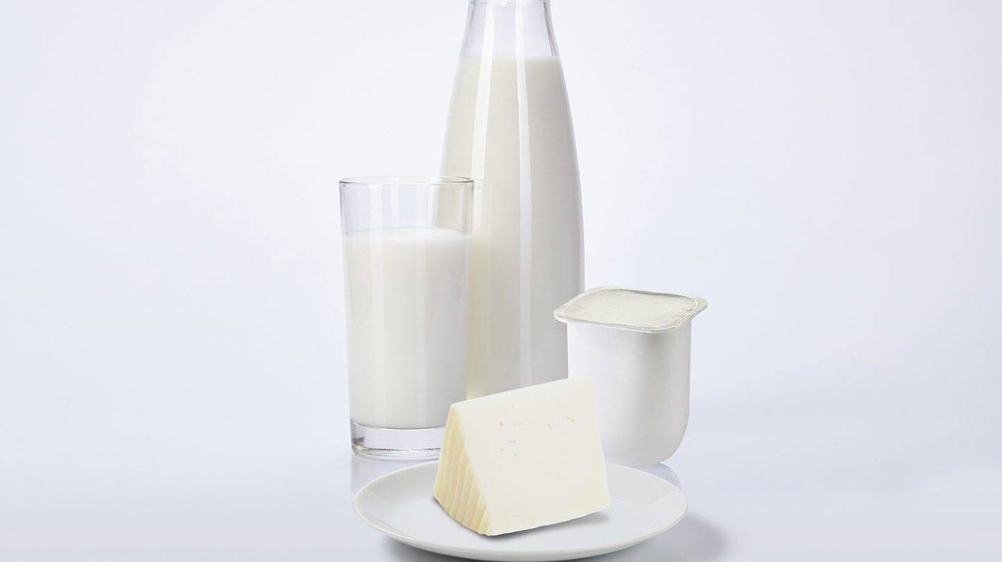 Si te dicen que dejes la leche porque los demás mamíferos lo hacen, los expertos dicen que no hagas caso.