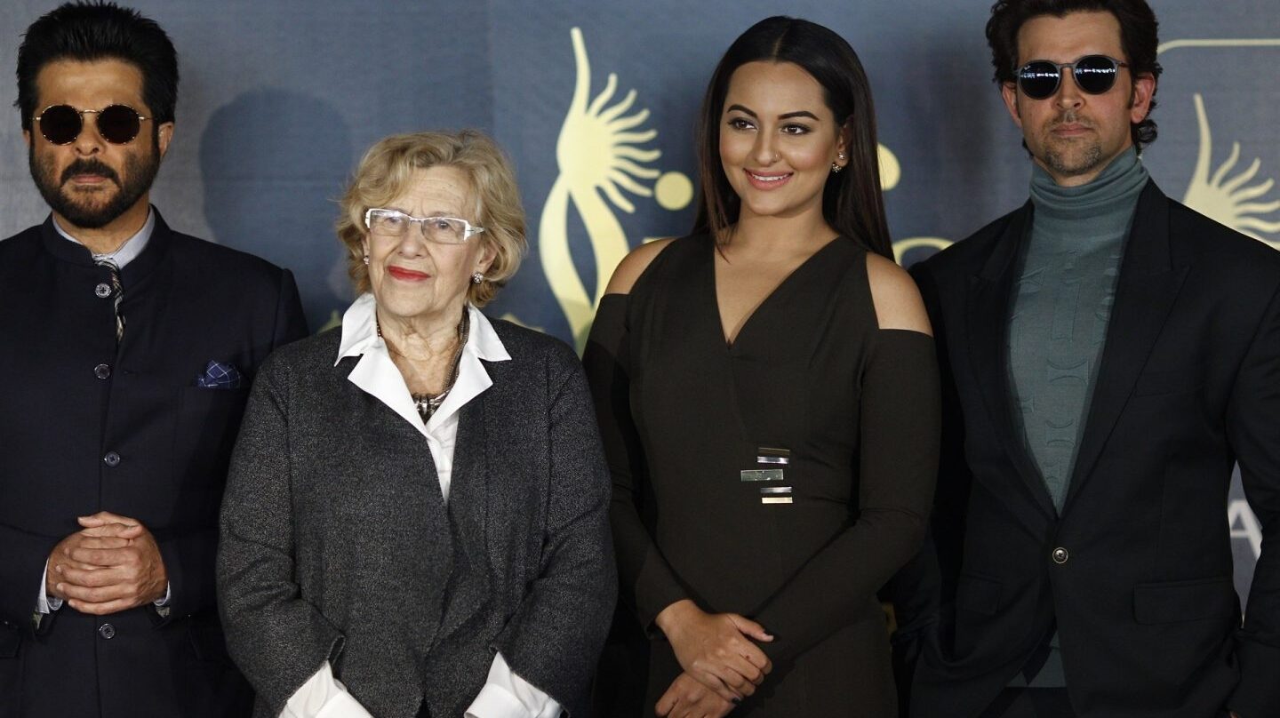 La alcaldesa de Madrid con actores del Festival de Bollywood.
