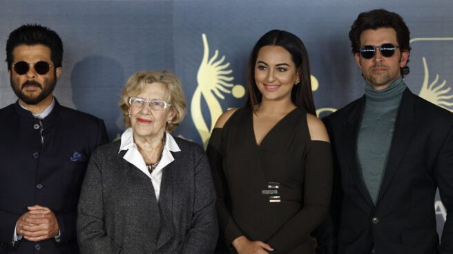 La alcaldesa de Madrid con actores del Festival de Bollywood.