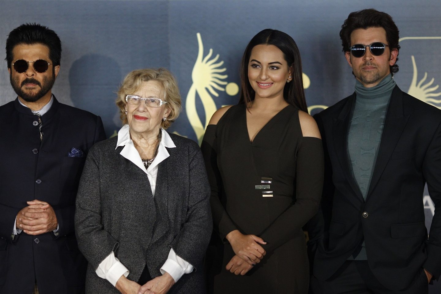 La alcaldesa de Madrid con actores del Festival de Bollywood.