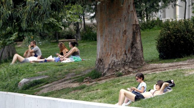 calor2 Comidas ligeras, mucha agua y no exponerse al sol en las horas centrales del día son algunas de las recomendaciones de Sanidad.