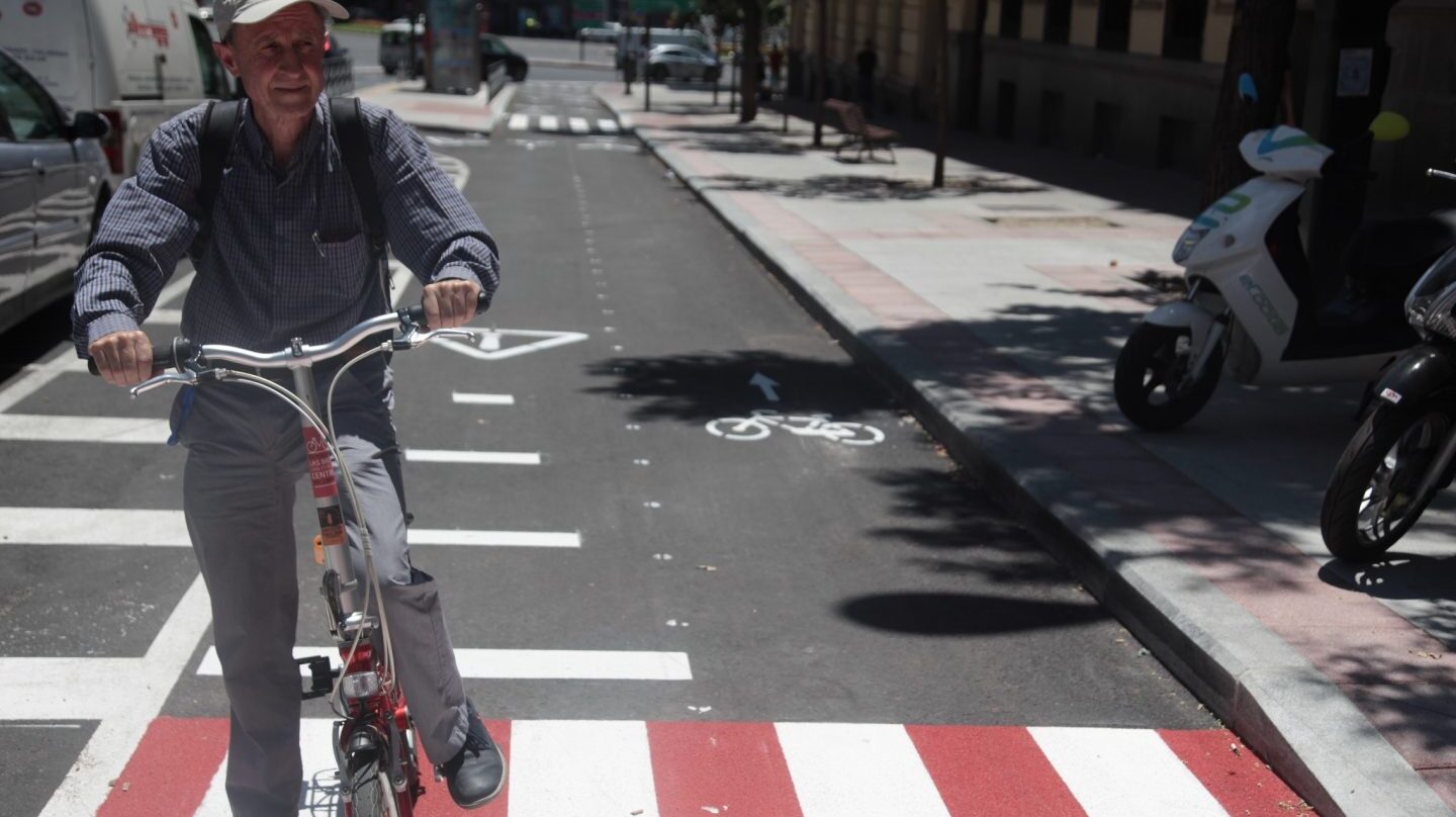 Carlos Corral en el nuevo carril bici de Santa Engracia, en el distrito madrileño de Chamberí.