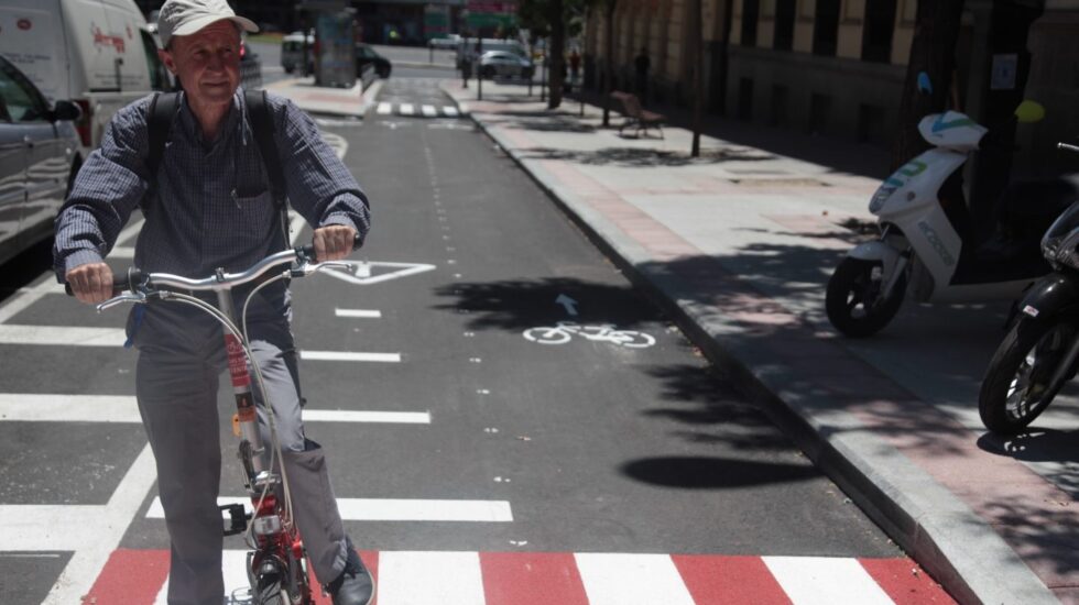 Carlos Corral en el nuevo carril bici de Santa Engracia, en el distrito madrileño de Chamberí.
