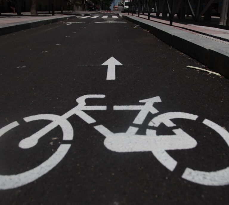 Ayuso promete 250 kilómetros de carril bici para conectar ciudades entre sí