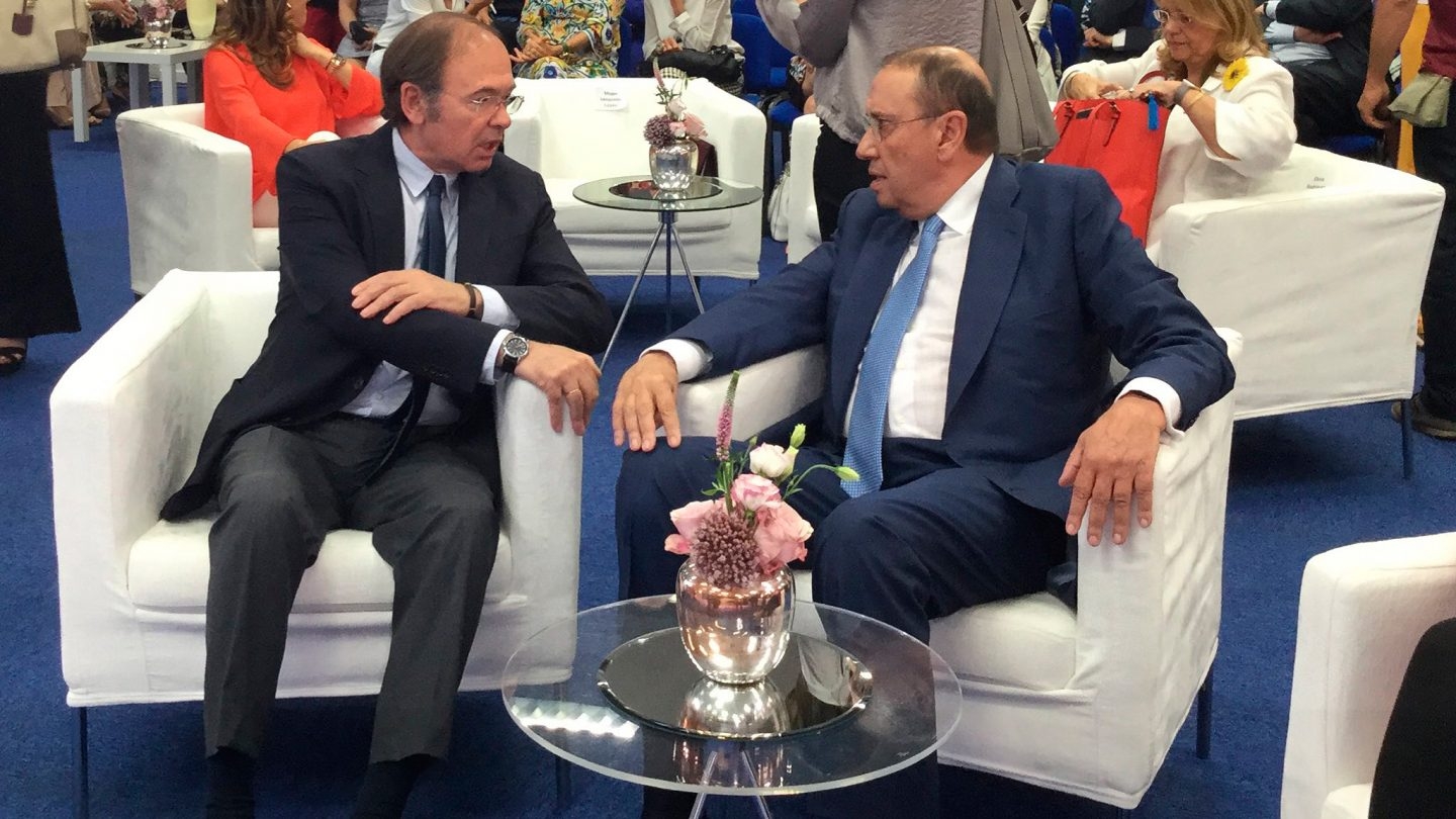 El presidente del Senado, Pío García Escudero (izquierda), junto al presidente de La Razón, Mauricio Casals.