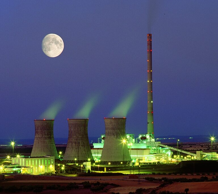 El sector de las renovables exige al Gobierno cerrar las centrales del resto de energías