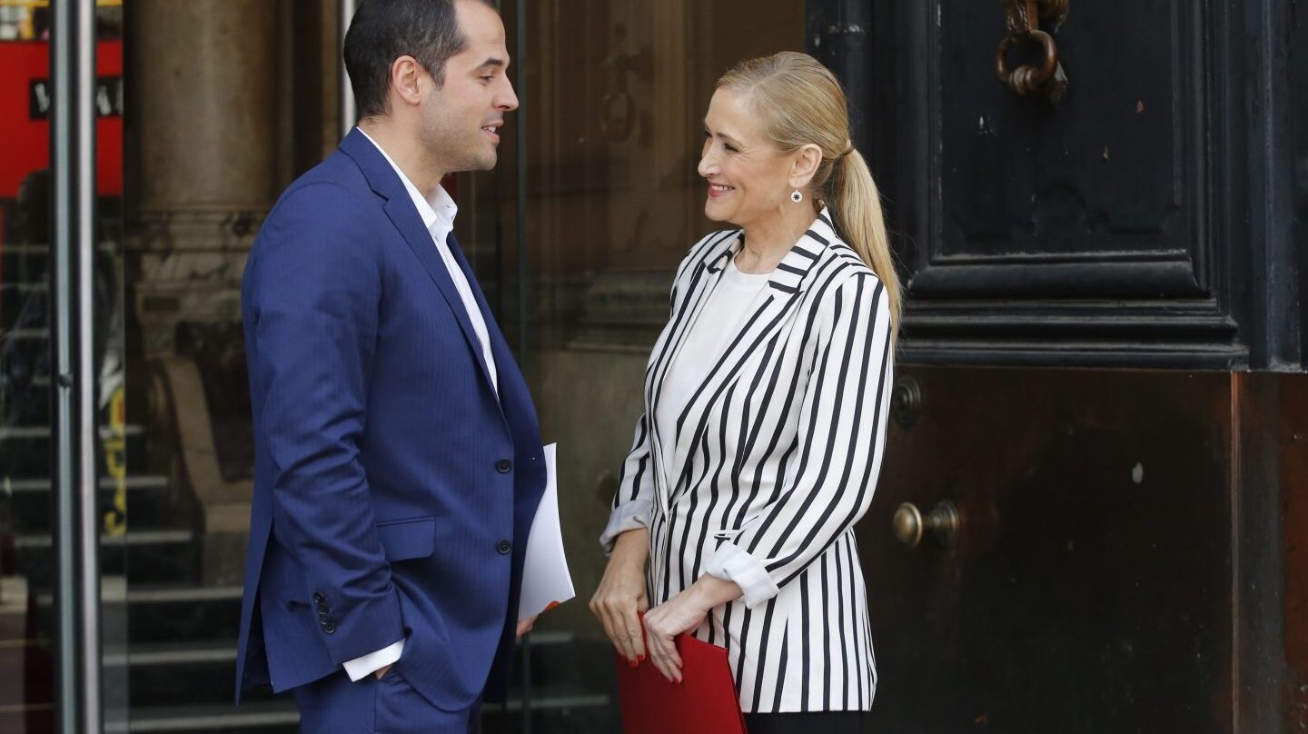 El portavoz de Ciudadanos en la Comunidad de Madrid junto a la presidenta regional, Cristina Cifuentes.