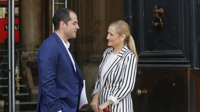 El portavoz de Ciudadanos en la Comunidad de Madrid junto a la presidenta regional, Cristina Cifuentes.