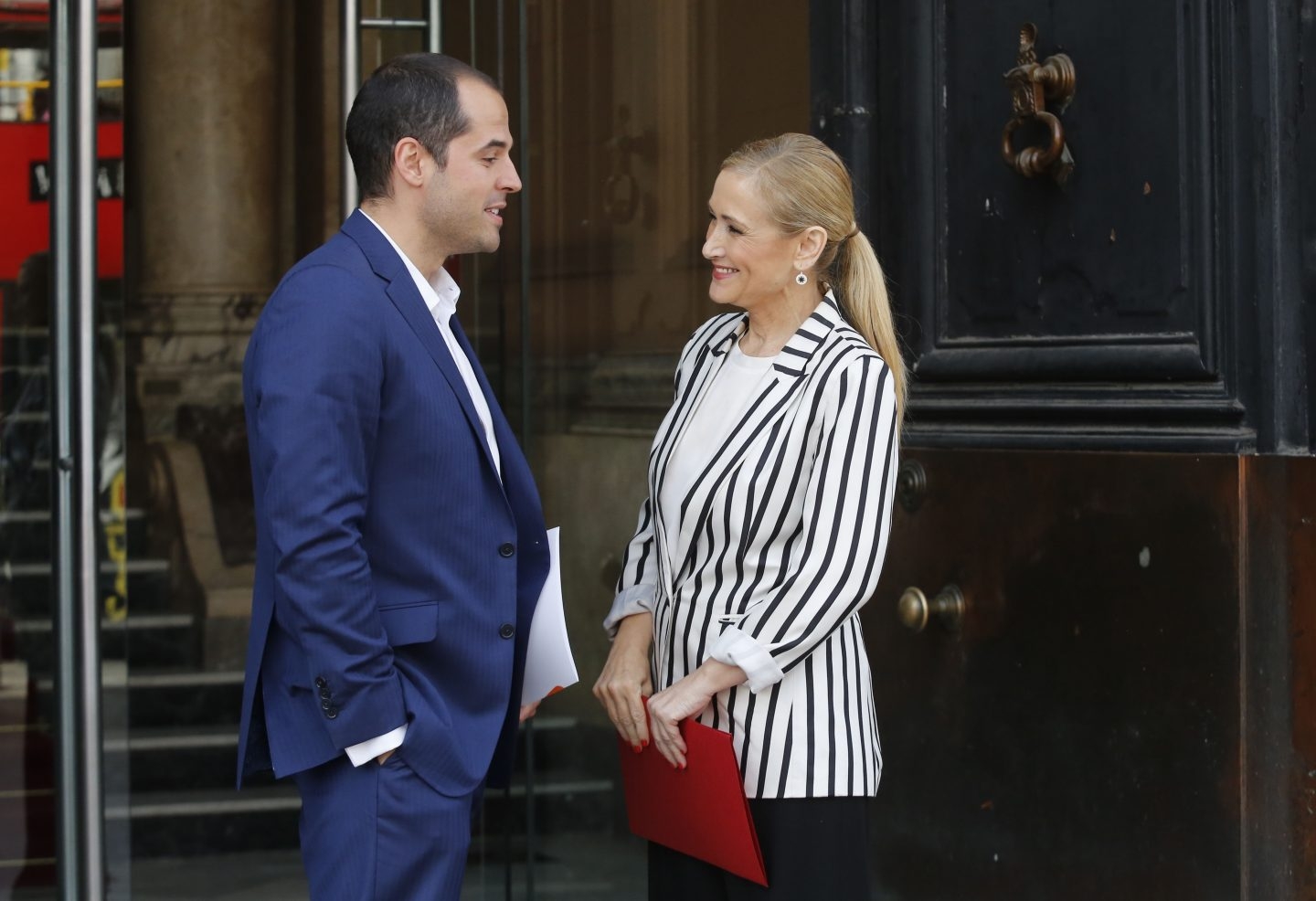 El portavoz de Ciudadanos en la Comunidad de Madrid junto a la presidenta regional, Cristina Cifuentes.