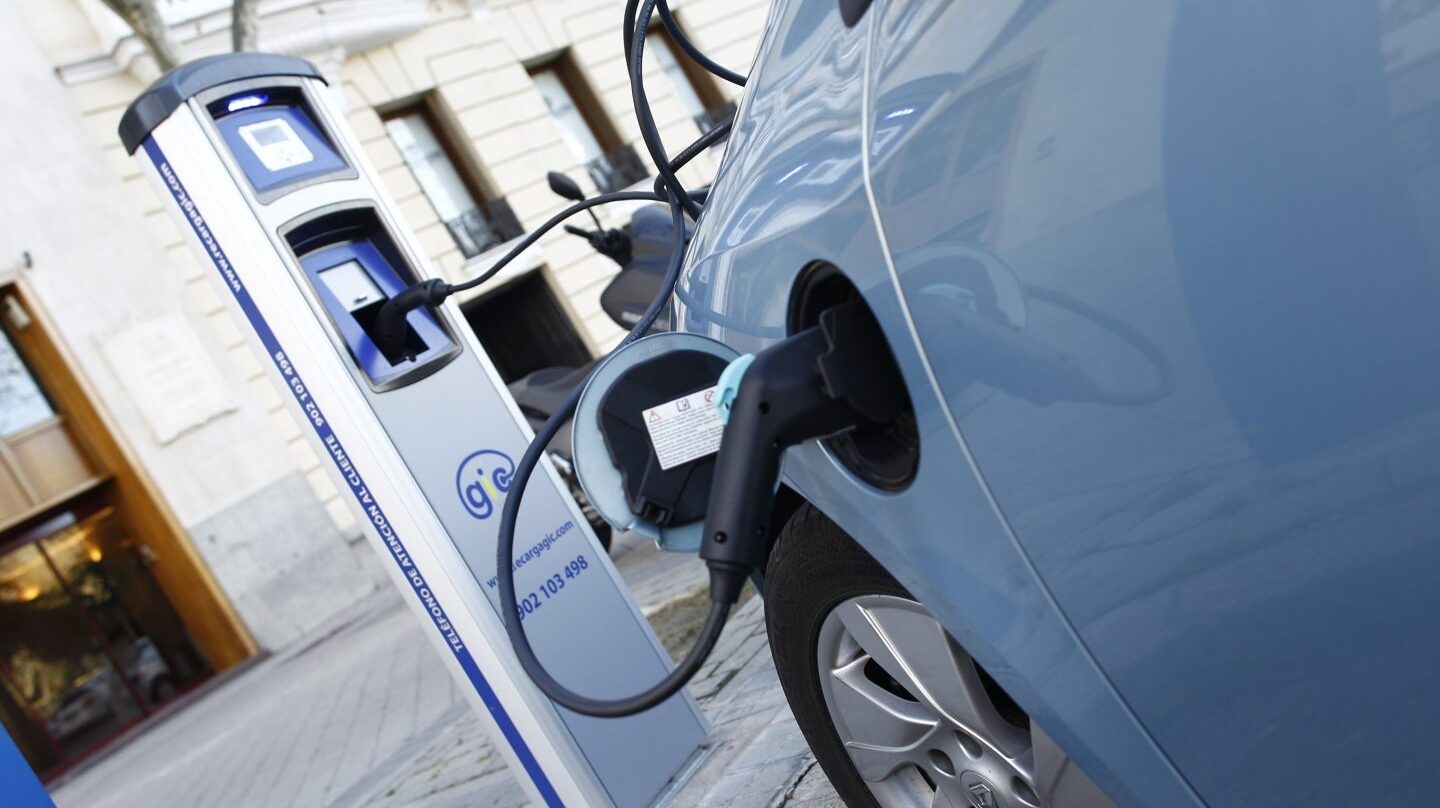 Un coche eléctrico, en plena carga.