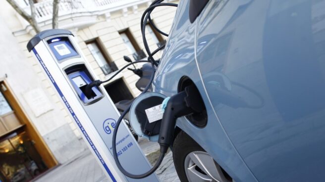 Un coche eléctrico, en plena carga.