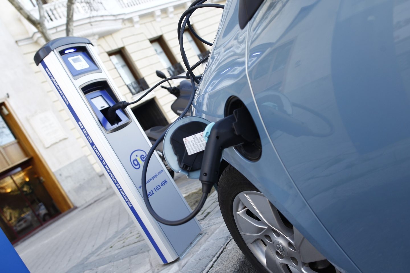 Un coche eléctrico, en plena carga.