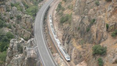 Fedea: los coches pagan más de lo que cuesta la carretera y el tren es lo menos rentable