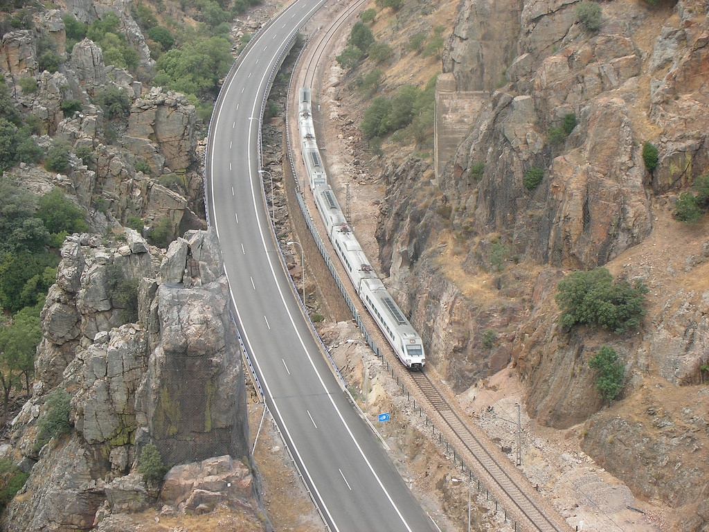 Fedea: los coches pagan más de lo que cuesta la carretera y el tren es lo menos rentable