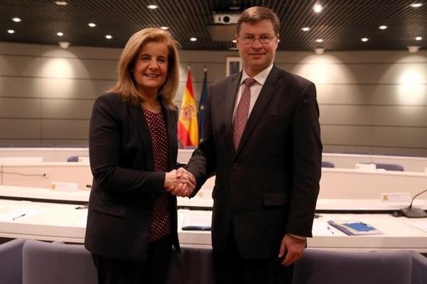 La ministra de Empleo, Fátima Báñez, y el responsable de Estabilidad Financiera de la Comisión Europea, Valdis Dombrovskis.