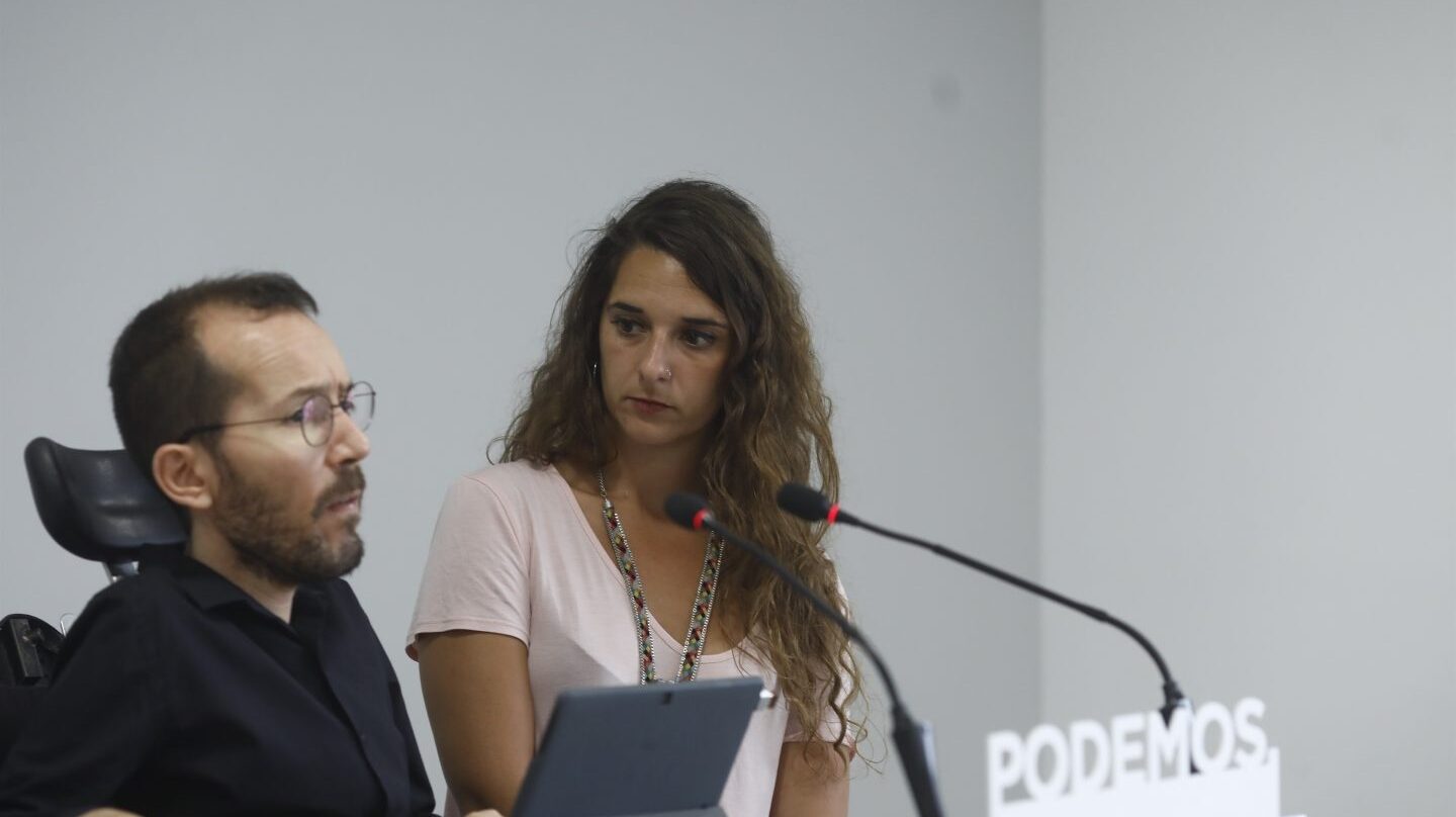 Los portavoces de la ejecutiva de Podemos Pablo Echenique y Noelia Vera en la rueda de prensa de los lunes.