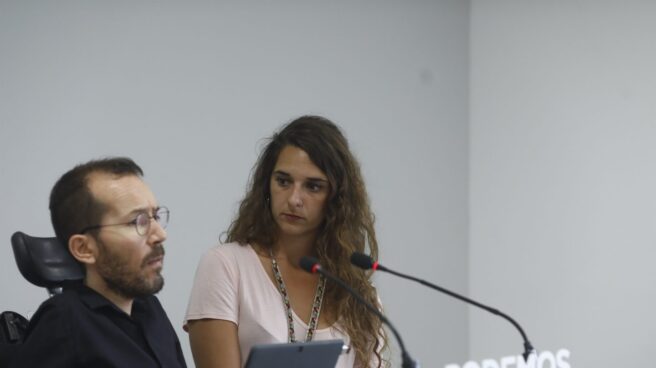 Los portavoces de la ejecutiva de Podemos Pablo Echenique y Noelia Vera en la rueda de prensa de los lunes.
