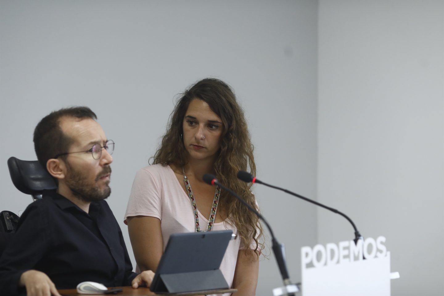 Los portavoces de la ejecutiva de Podemos Pablo Echenique y Noelia Vera en la rueda de prensa de los lunes.