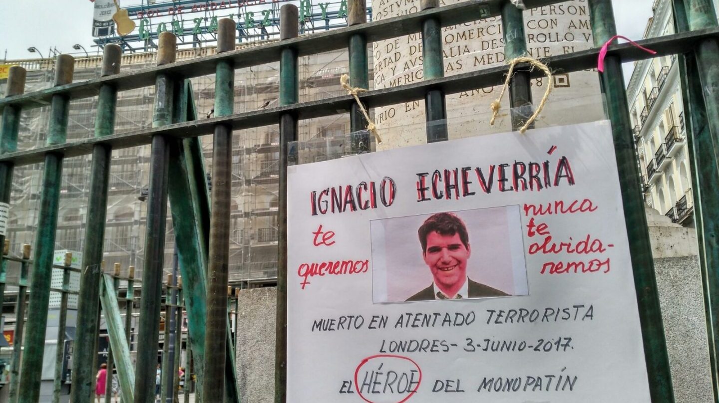 Cartel en recuerdo de Ignacio Echeverría colocado este jueves en la Puerta del Sol de Madrid