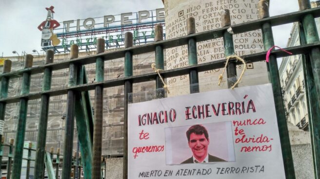 Cartel en recuerdo de Ignacio Echeverría colocado este jueves en la Puerta del Sol de Madrid