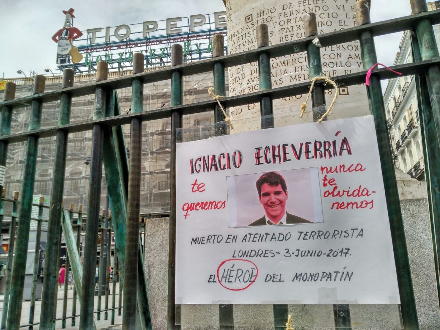 Cartel en recuerdo de Ignacio Echeverría colocado este jueves en la Puerta del Sol de Madrid