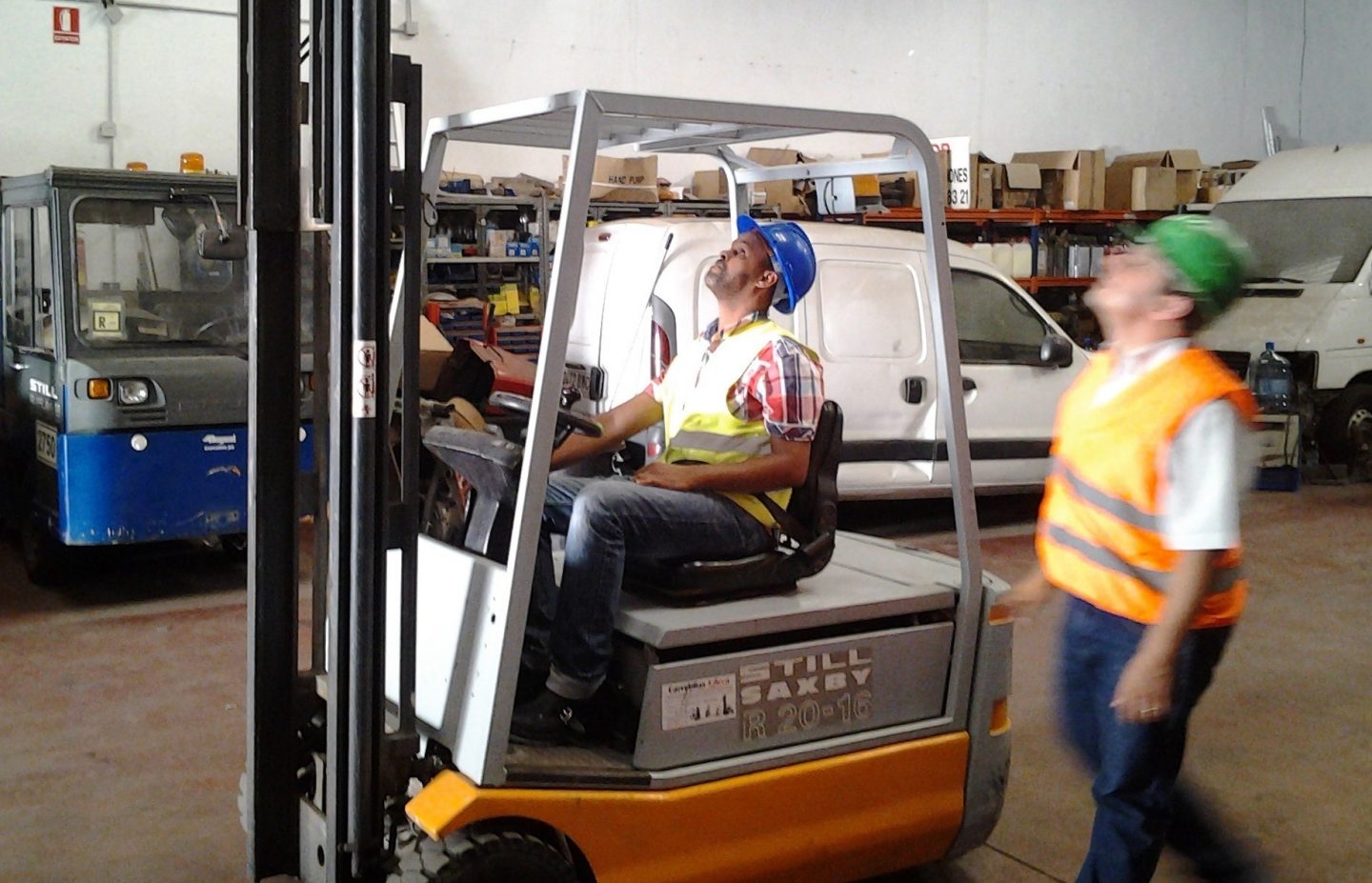 Trabajador aprendiz usando maquinaria en una fábrica de Málaga.