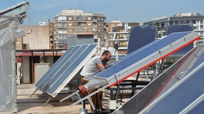 fotovoltaica EP2 Placas fotovoltaicas en el tejado de un edificio.