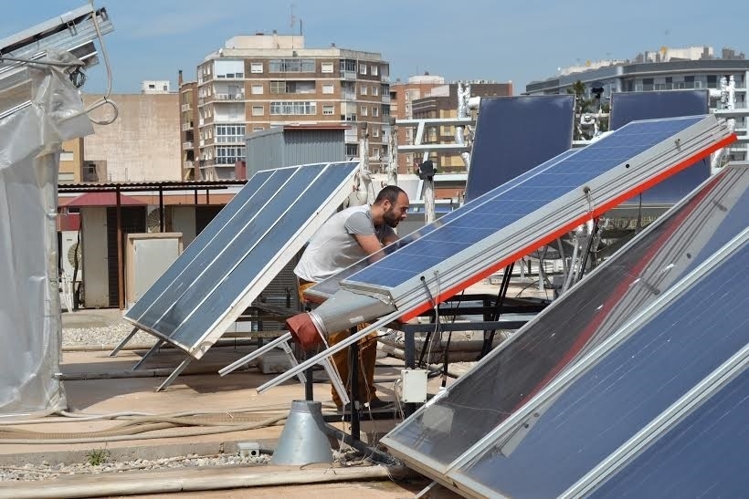 Placas fotovoltaicas en el tejado de un edificio.