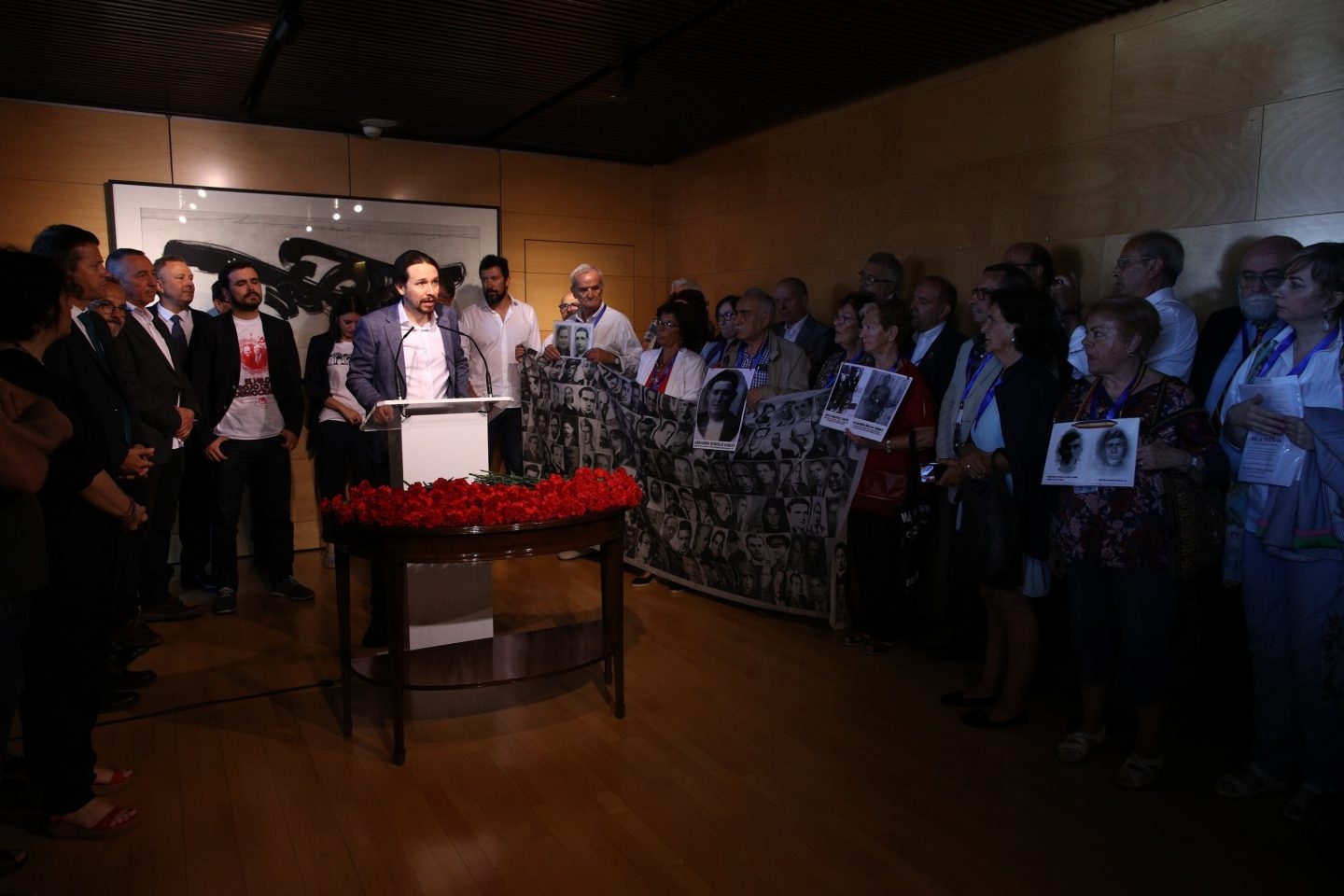 Pablo Iglesias durante el homenaje a las víctimas del "antifranquismo" en el Congreso.