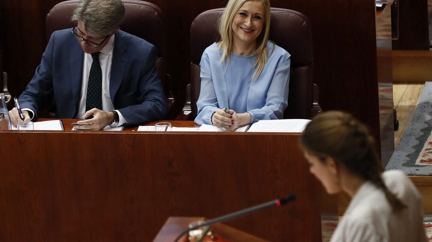 La candidata de Podemos a presidir la Comunidad de Madrid, Lorena Ruiz-Huerta, defiende su moción ante la presidenta, Cristina Cifuentes.