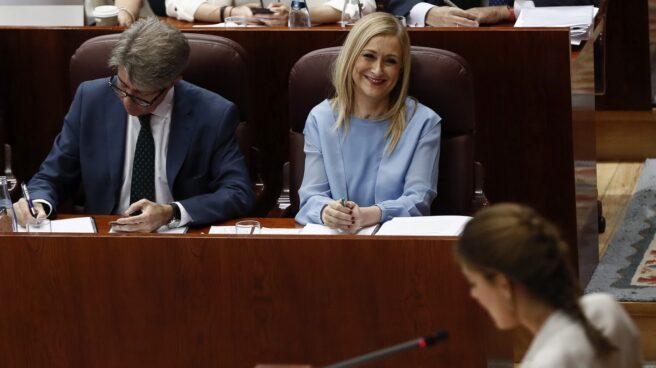 La candidata de Podemos a presidir la Comunidad de Madrid, Lorena Ruiz-Huerta, defiende su moción ante la presidenta, Cristina Cifuentes.