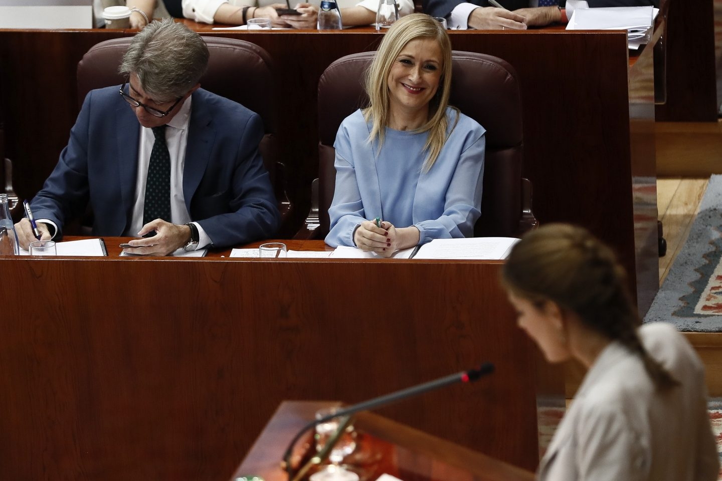 La candidata de Podemos a presidir la Comunidad de Madrid, Lorena Ruiz-Huerta, defiende su moción ante la presidenta, Cristina Cifuentes.