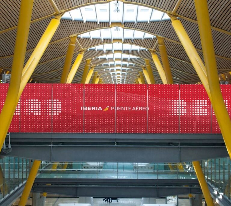 Fomento contempla una lanzadera Atocha-Barajas sin paradas como alternativa al AVE
