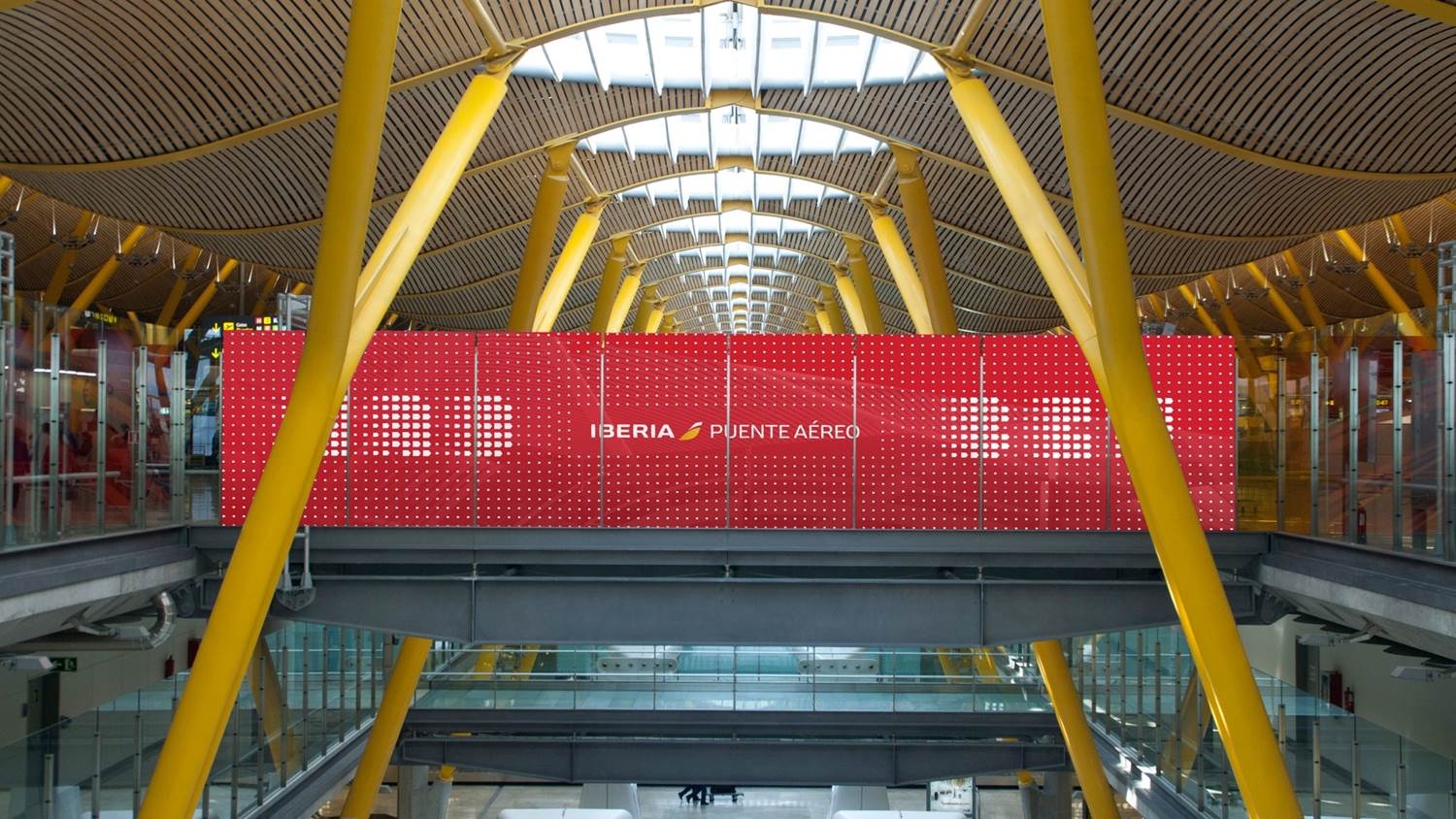 Acceso al Puente Aéreo en la T4 de Madrid-Barajas.