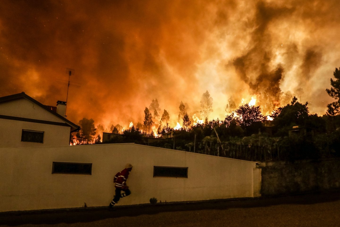Bomberos apagando un fuego en Portugal.